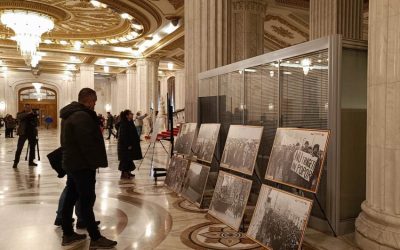 PASTRAM MEMORIA! Epoziția foto-documentară despre Revoluția Română din Decembrie 1989 a fost deschisă la Senatul României