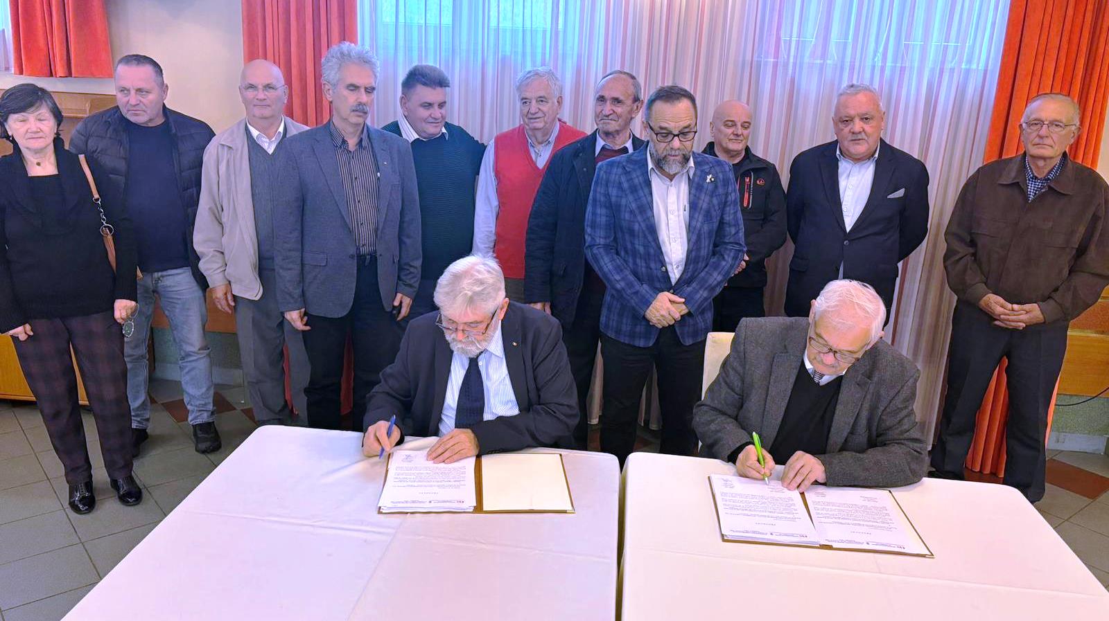 Parteneriat-INstitutl-Revolutiei-Asociatia-Revolutionari-Deva (1)